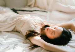 见壹个爱壹个的属相女 见一个爱一个求下联